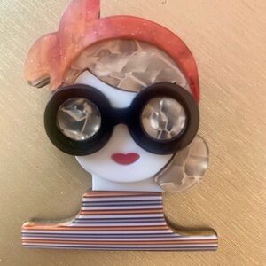 Retro Style Brooch with Glasses